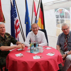 Präsident im Gespräch mit Herrn Brigadegeneral Eckart Klink und Herrn Staatsminister Axel Wintermeyer