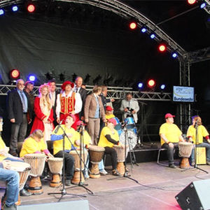 Die Trommelgruppe des Bathildisheims Bad Arolsen mit dem Hessentagspaar