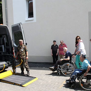 Soldaten und Rollstuhlfahrer beim Fahrdienst