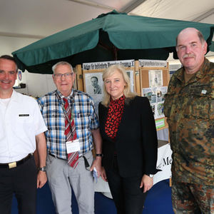 Die hessische Staatsministerin, Frau Eva Kühne – Hörmann am Infostand