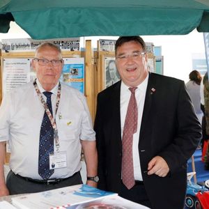 Staatssekretär Mark Weinmeister am Informationsstand der Bundeswehr