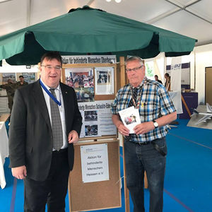 Staatssekretär Mark Weinmeister am Info – Stand